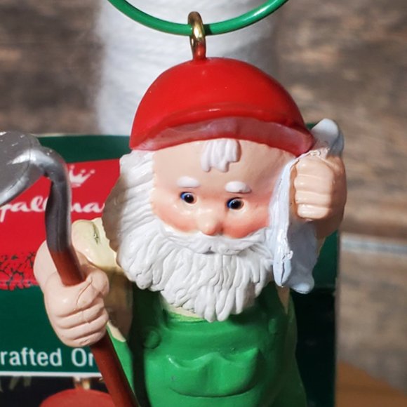 1988 Hallmark Keepsake Ornament - Hoe-Hoe-Hoe - Picture 6 of 8